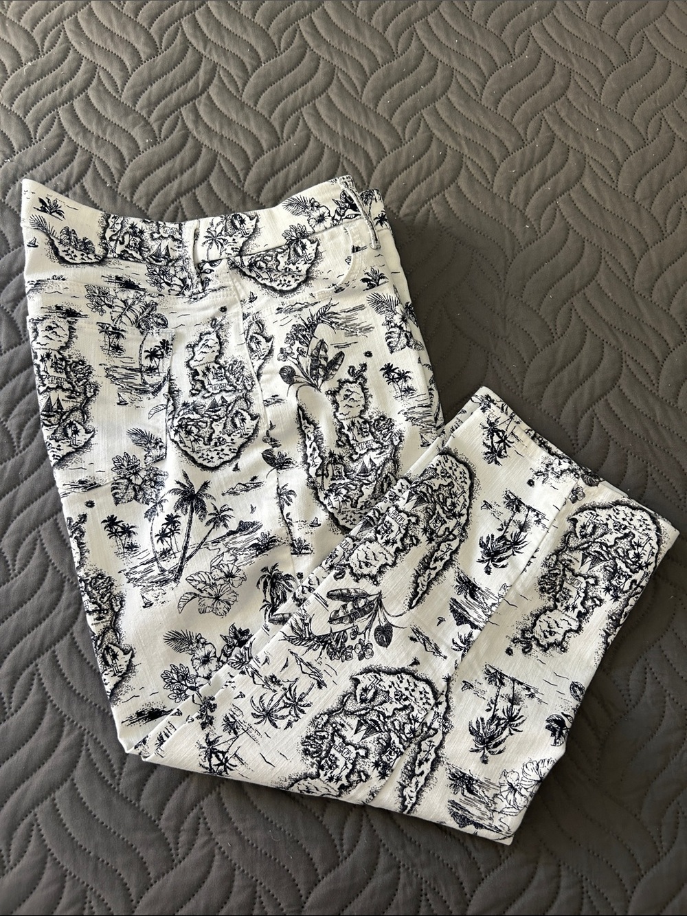 EUC - 🖤 Chico's Perfect Stretch Girlfriend Slim White Capris/Black Toile